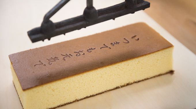 カステラ包装のライン作業の風景